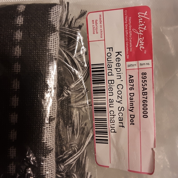 Thirty-One Keepin' Cozy Scarf - Picture 3 of 3